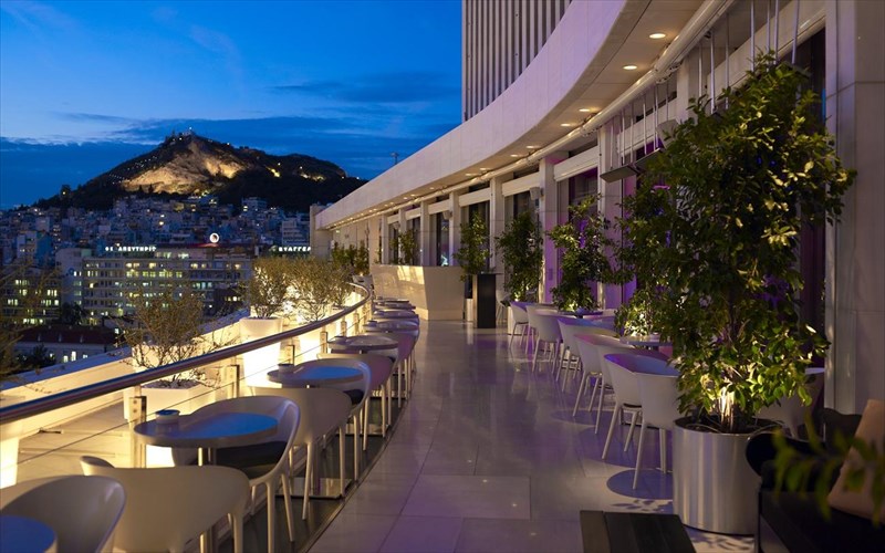 to-galaxy-bar-tou-hilton-trupose-sta-10-kalutera-rooftop-bar-tou-kosmou