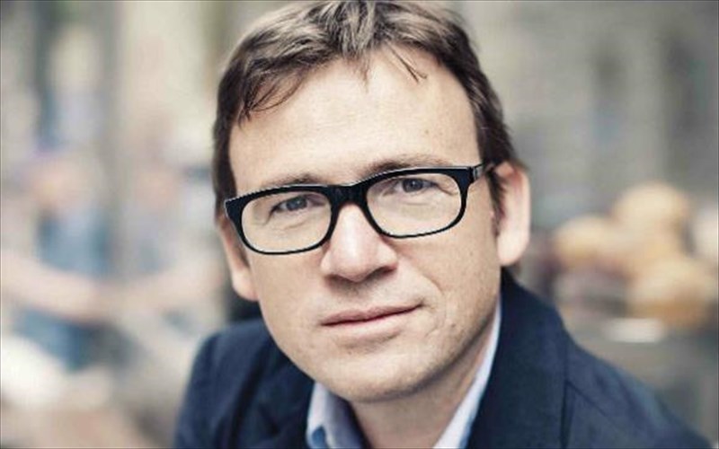 o-bretanos-suggrafeas-ton-epituxion-nteibint-nikols-sto-public