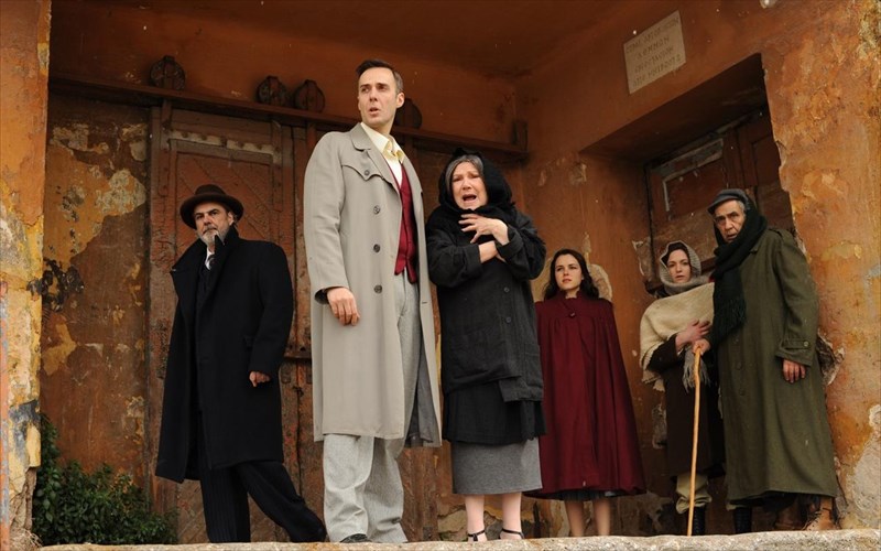 to-tragoudi-tou-nekrou-adelfou-tou-miki-theodoraki-erxetai-sto-badminton