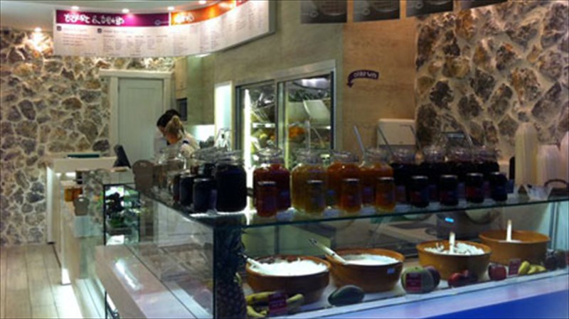 fresko-ena-mpar-giaourtiou-kato-apo-tin-akropoli