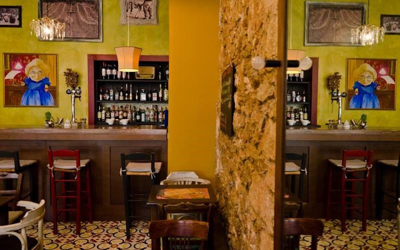 gioumpampa-cafe-bistrot-anoikse-sto-koukaki-me-agries-diatheseis