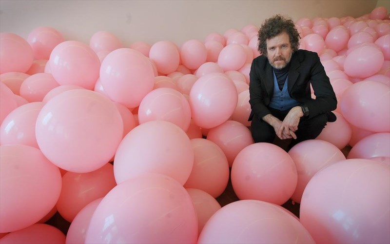 enas-brabeumenos-bretanos-kallitexnis-stin-athina