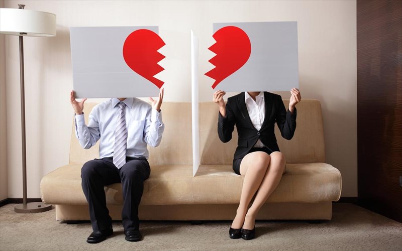 kathimerina-skinika-sunthetoun-mia-theotreli-istoria