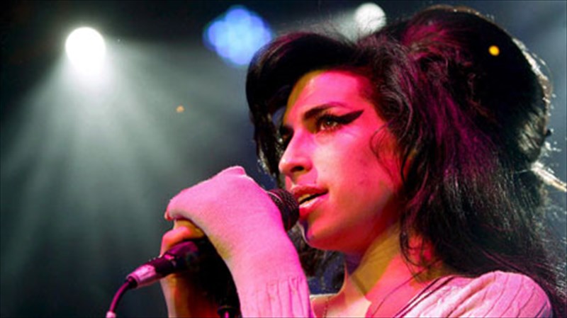 who-is-who-amy-winehouse-i-skoteini-agapimeni-skoteini-agapimeni