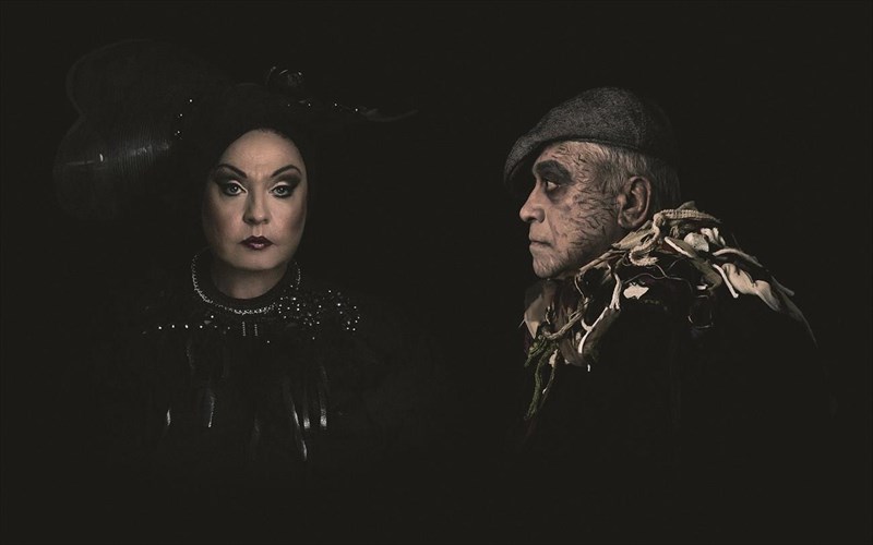 i-episkepsi-tis-giraias-kurias-me-mirka-papakonstantinou-kai-dimitri-piata-sto-theatro-bretania