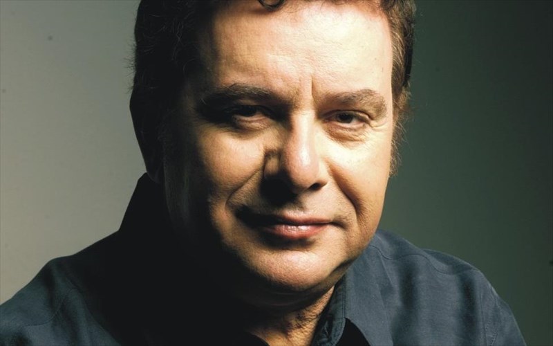 o-manolis-mitsias-parousiazei-ta-apagoreumena-tragoudia-tis-xountas