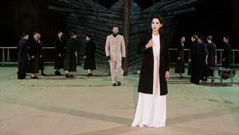 i-amalia-moutousi-me-ti-mideia-sto-irodeio