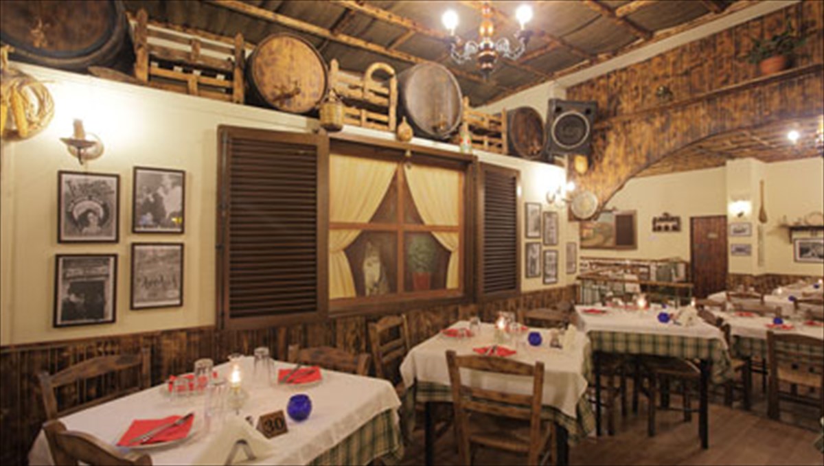 alkuones-ena-mousiko-mezedopoleio-pou-se-taksideuei-stis-palies-kales-epoxes