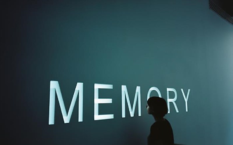 poios-orizei-tin-istoriki-mnimi