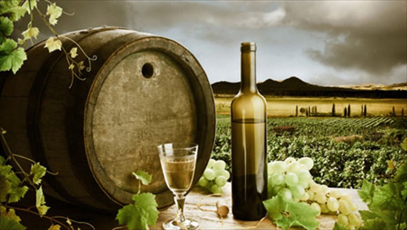 86000-euro-gia-ena-mpoukali-leuko-krasi