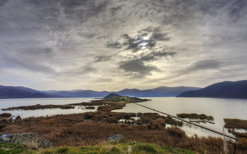 taksidi-se-pente-panemorfous-udrobiotopous-tis-elladas