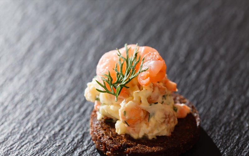 crostini-me-solomo-ftiakste-ena-ugieino-snak-se-5-lepta-lepta