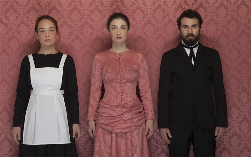 i-despoinis-tzoulia-tou-augoustou-strintmpergk-sto-theatro-104