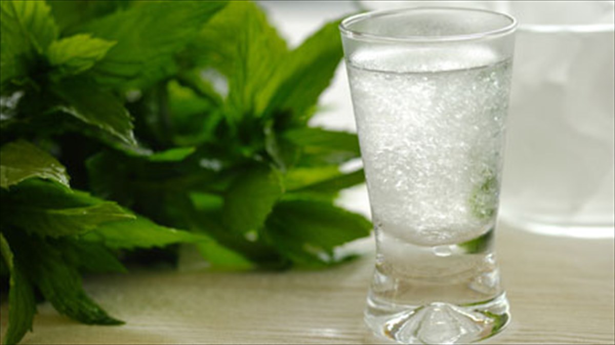 to-ouzo-ginetai-protagonistis-ton-kalokairinon-cocktails