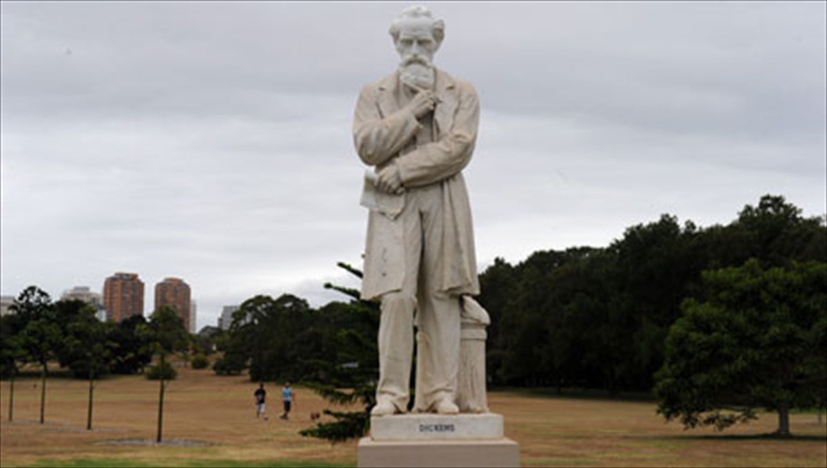 to-dimosiografiko-daimonio-tou-tsarls-ntikens