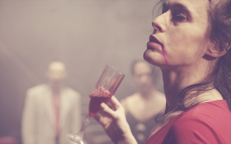 to-trelo-aima-kritiki-theatrou