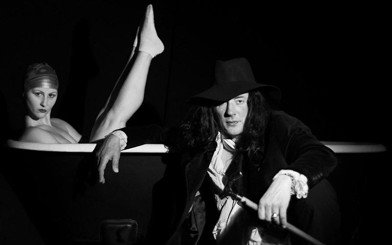 sxoleio-gunaikon-oti-einai-na-ginei-as-ginei-tou-molierou-sto-beton-7