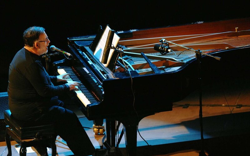 o-thanos-mikroutsikos-stis-sunantiseis-me-mousikous-tou-ianou