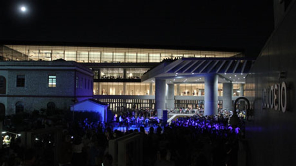 anoixto-upo-to-fos-tis-panselinou-to-mouseio-tis-akropolis