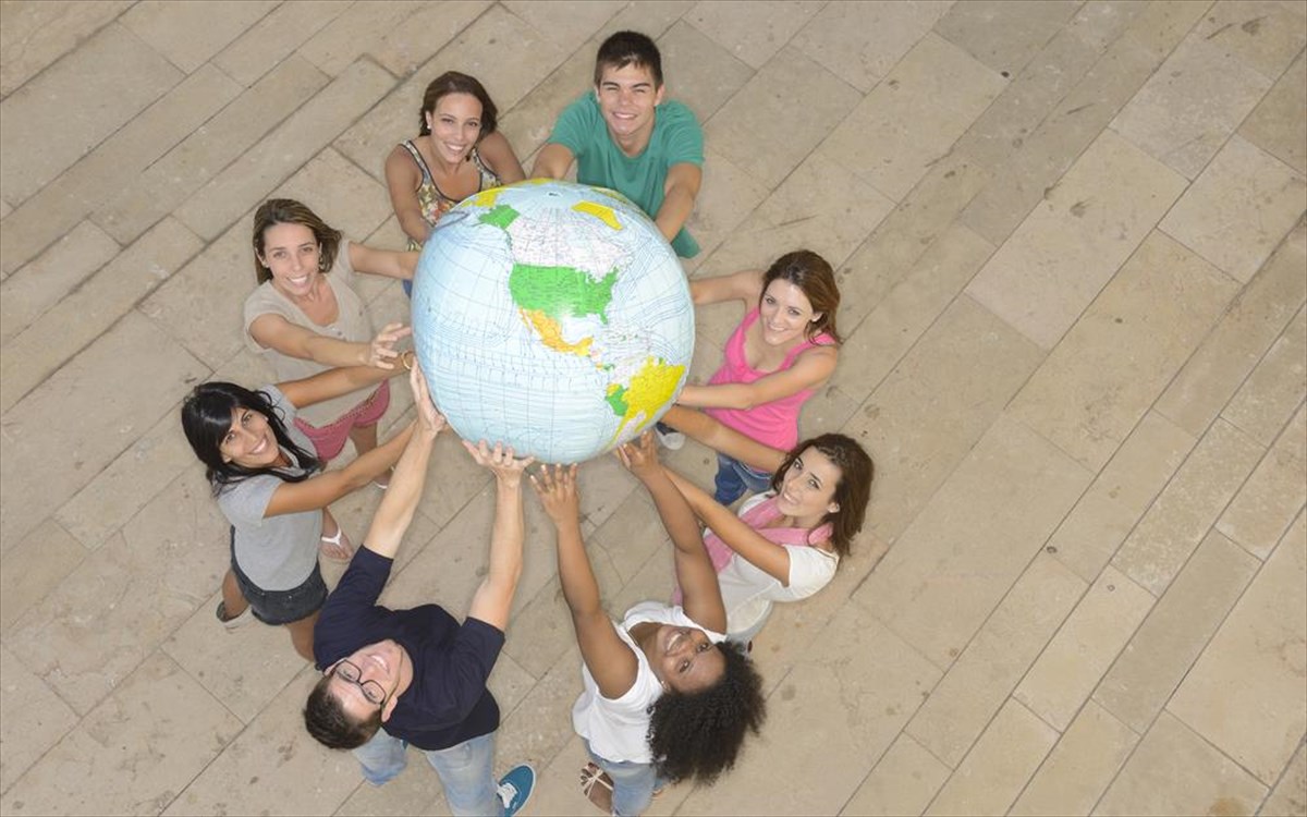 anthropoi-xaroumenoi-fules-kosmos-xores