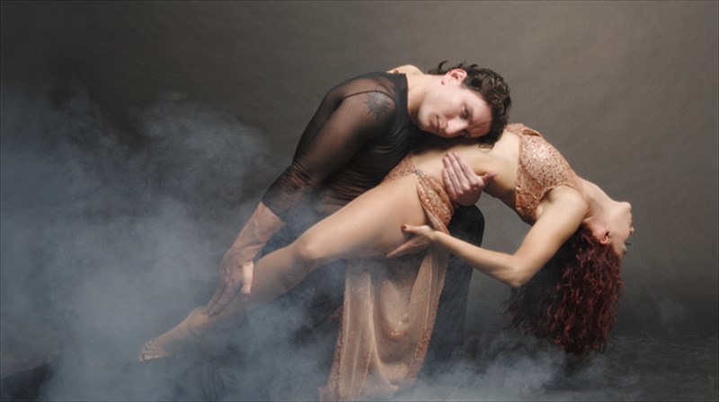 to-pathos-tou-tango-sunanta-enan-thruliko-mpantoneonista