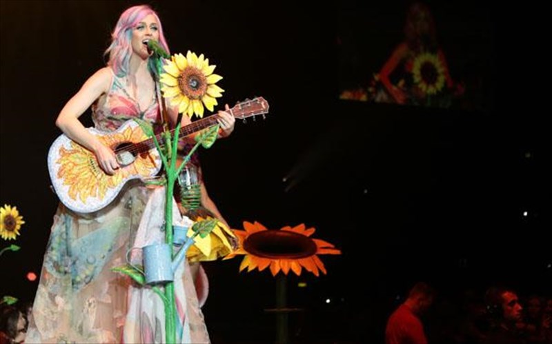 i-katy-perry-skandalizei-stin-taiban