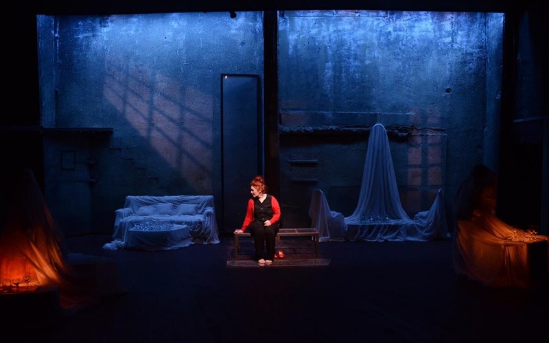 i-kaiomeni-tou-gion-fosse-epistrefei-sto-theatro-simeio