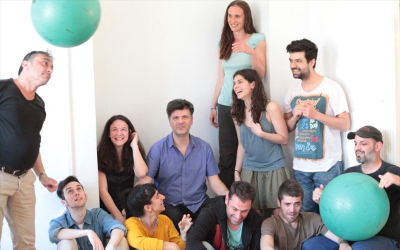 i-suntexnia-tou-geliou-sunexizei-tin-poreia-tis-sto-sugxrono-theatro