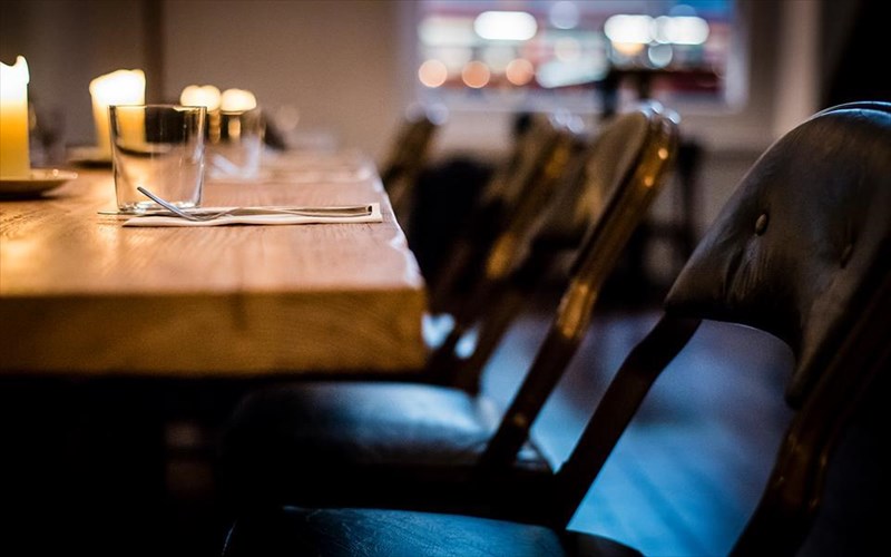 estiatorio-sto-londino-zita-apo-tous-pelates-na-plirosoun-prokatabolika