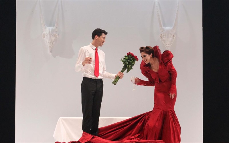 i-metatopisi-pros-to-eruthro-epistrefei-sto-festibal-athinon