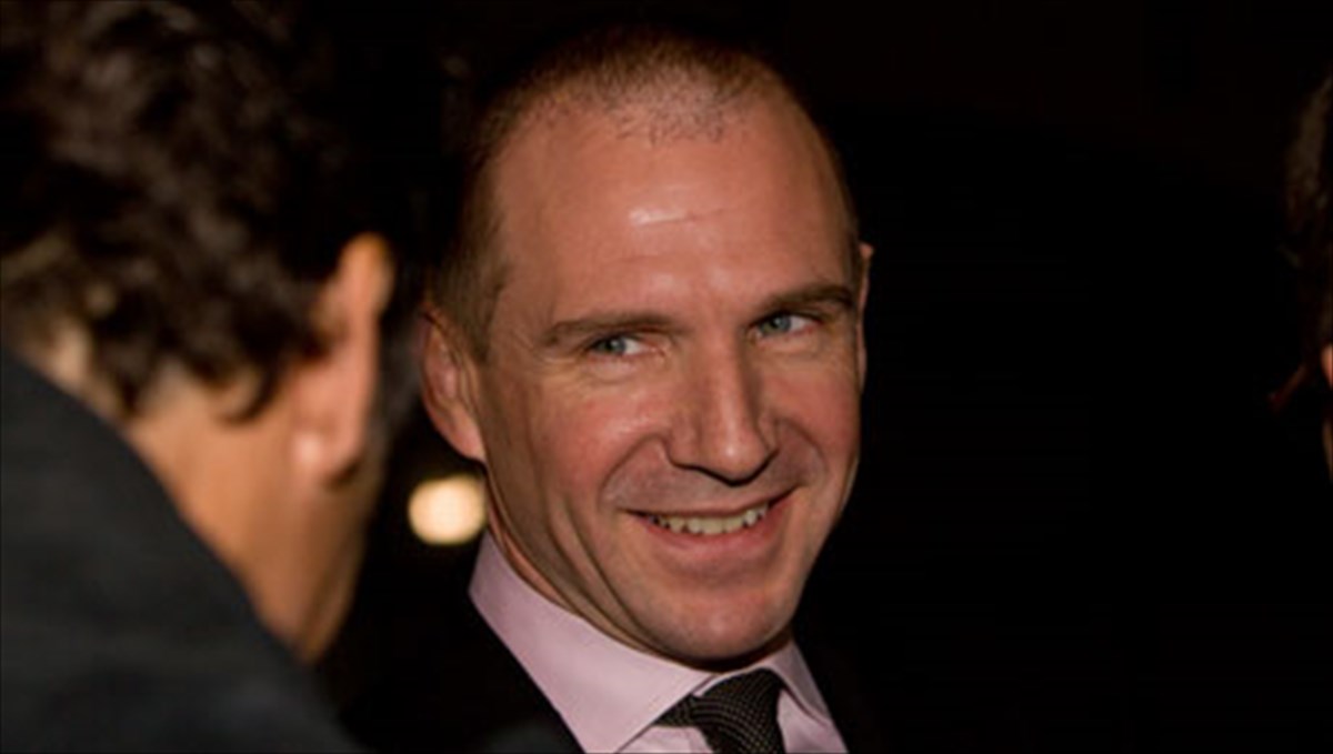 o-ralf-fains-skinothetei-ton-tsarls-ntikens