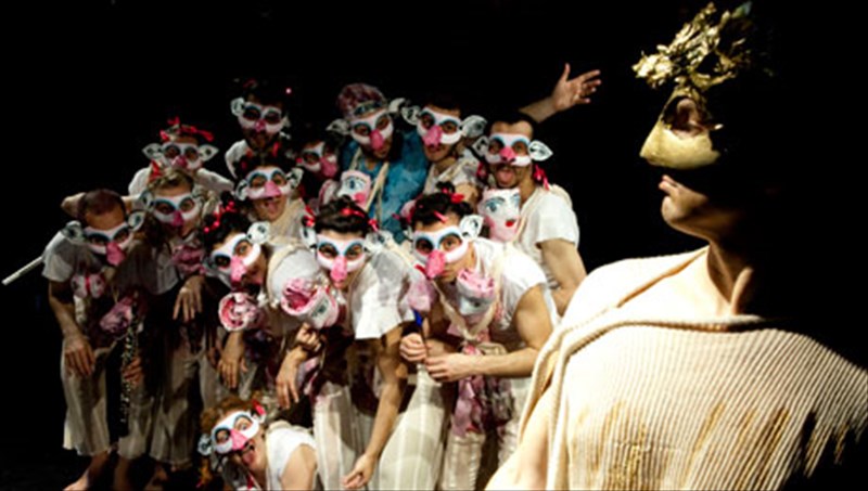 oi-ixneutes-tou-sofokli-sto-festibal-papagou-xolargou