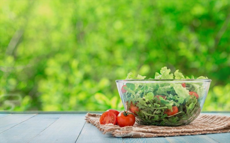 ftiakste-mia-diaforetiki-kalokairini-xortastiki-salata-sto-lepto