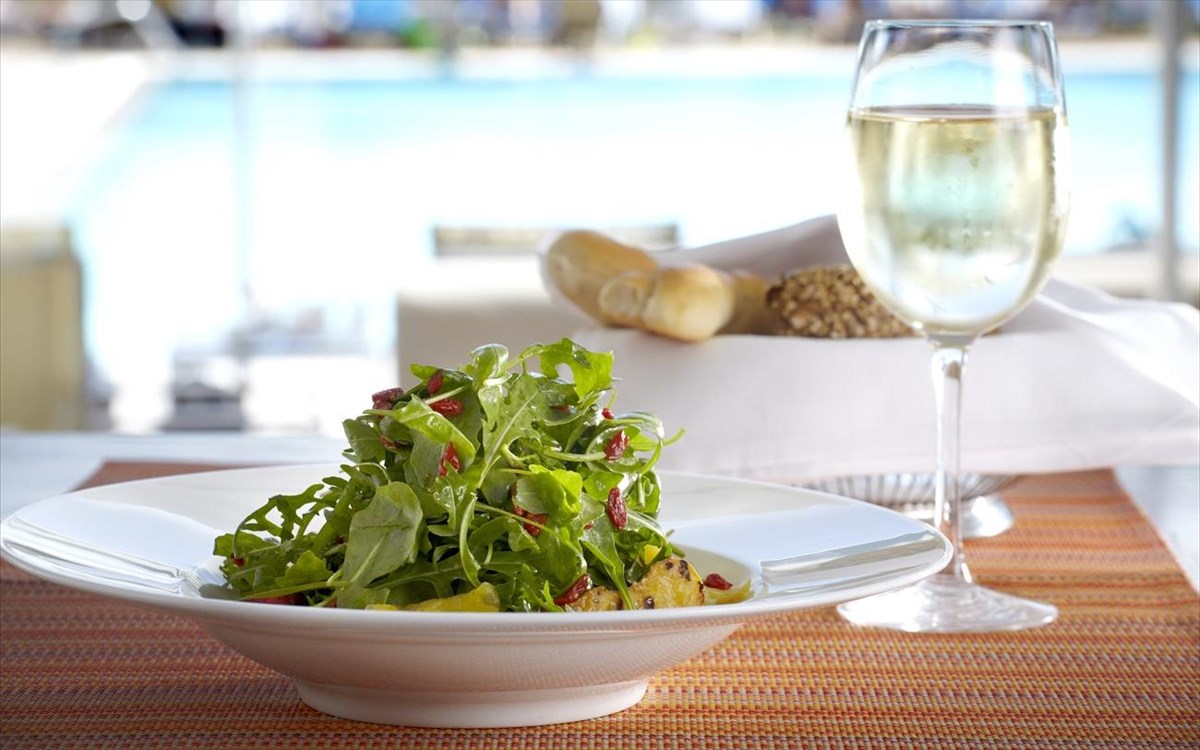 salad-pool-bar-hilton