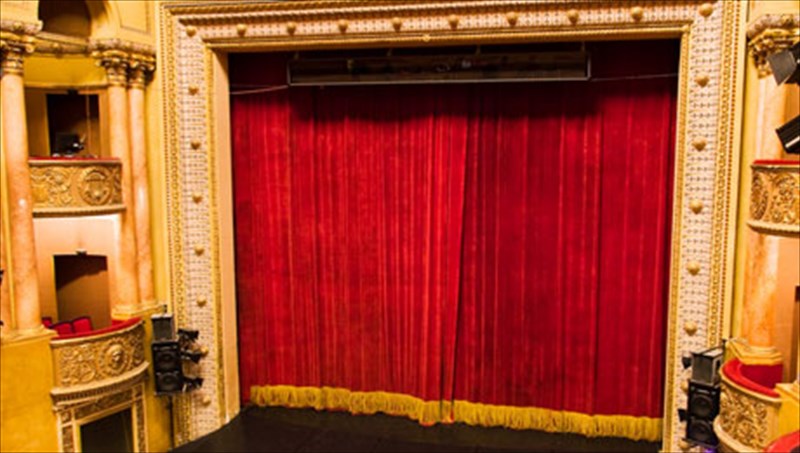 oi-peripeteies-tis-mpritzet-tzoouns-sto-theatriko-sanidi