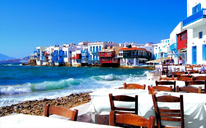 oi-touristes-tis-allodapis-dialeksan-elliniko-nisi-gia-fetos