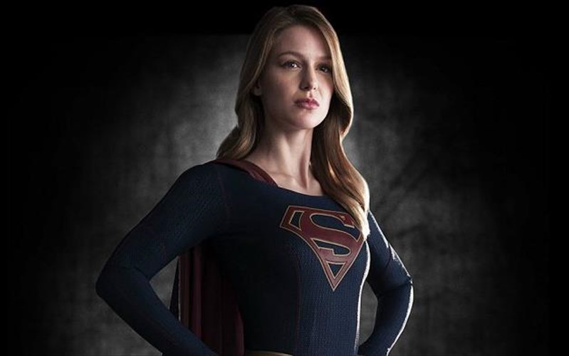 ksexaste-ton-superman-erxetai-i-supergirl-supergirl