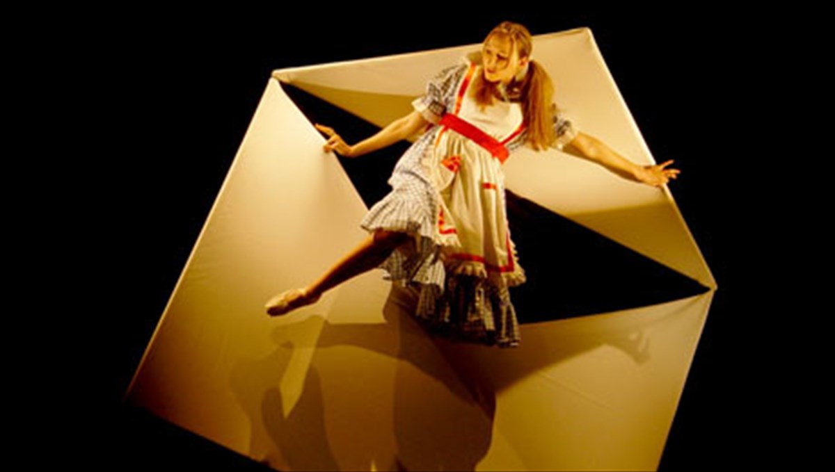 i-aliki-sti-xora-ton-thaumaton-kai-stoloutraki