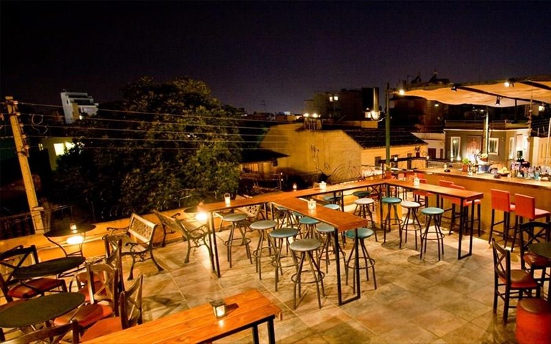 kalokairini-apodrasi-stin-taratsa-tou-white-noise