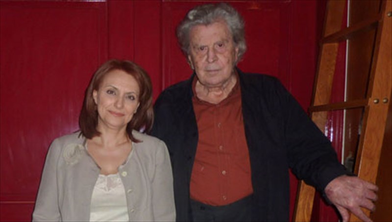 ta-tragoudia-tou-theodoraki-akougontai-kai-pali-sto-theatriko-sanidi