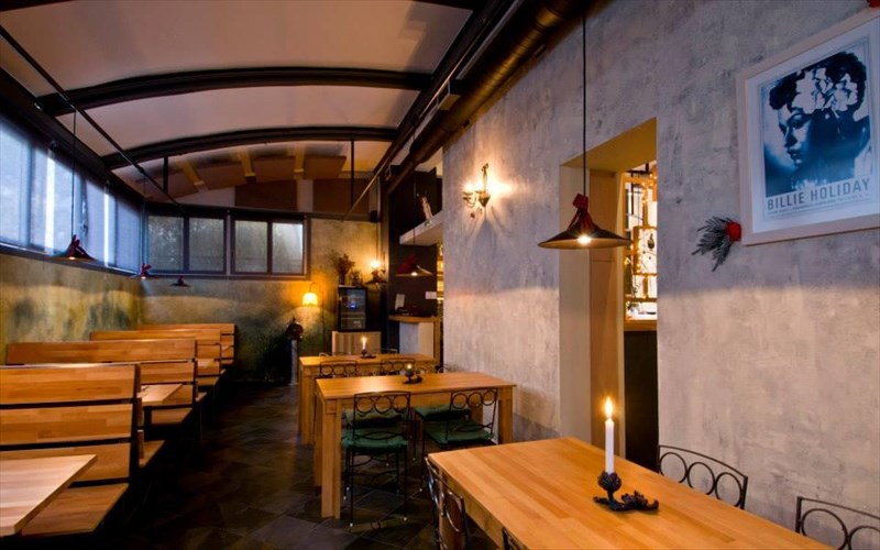 theio-tragi-gkourme-kouzina-se-rok-atmosfaira