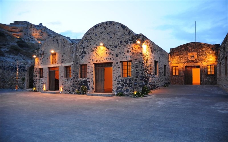 i-santorini-kanei-anoigma-ston-politismo