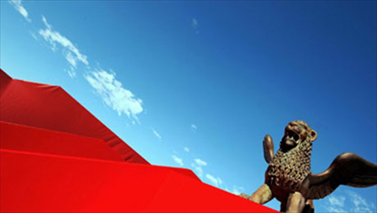 poies-tainies-diekdikoun-ton-xruso-leonta-sti-benetia