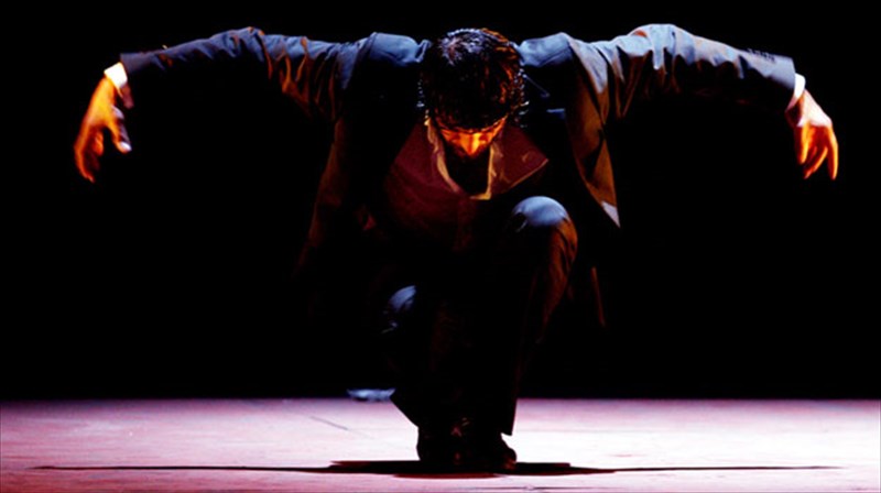 o-xoakin-gkrilo-xoreuei-flamenco-me-elliniko-aroma