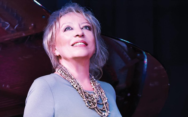 i-aleka-kanellidou-kanei-podariko-sti-limni-bouliagmenis