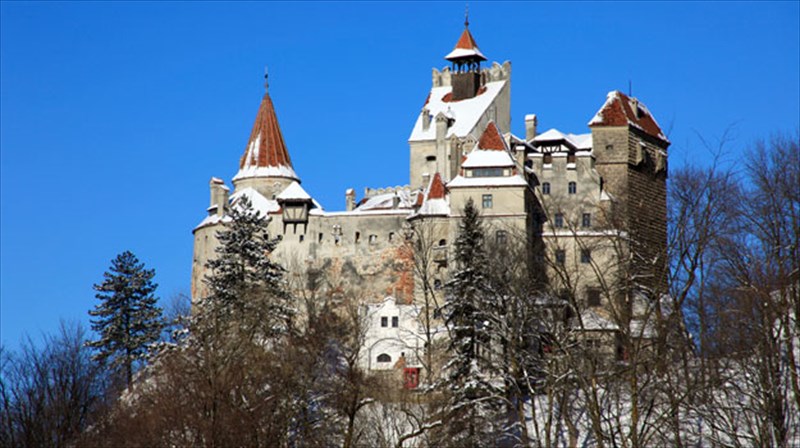 enas-apogonos-tou-mpram-stoouker-ananeonei-to-mutho-tou-drakoula