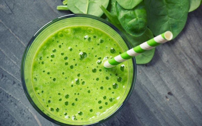 ksekiname-ti-mera-me-prasino-smoothie-gia-energeia-ugeia-lampsi