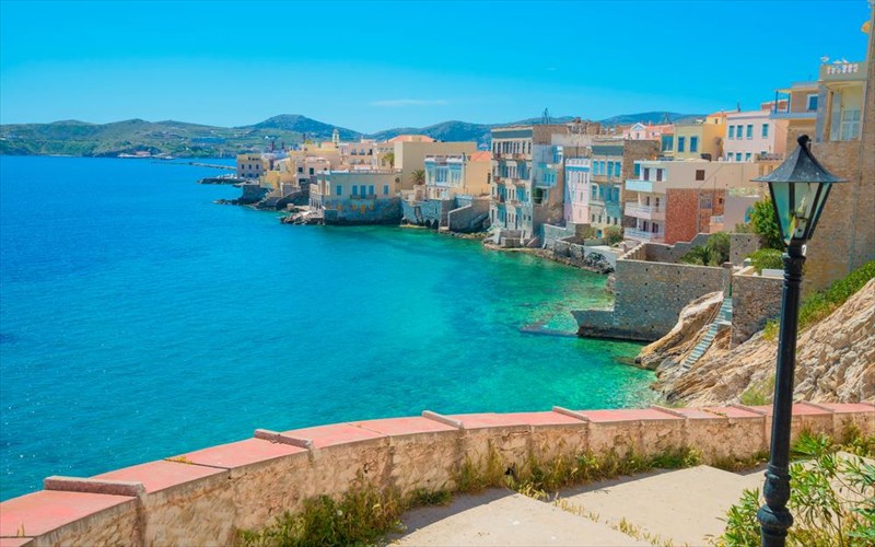 suros-ti-na-deite-kai-na-kanete-stin-protagonistria-ton-kukladon