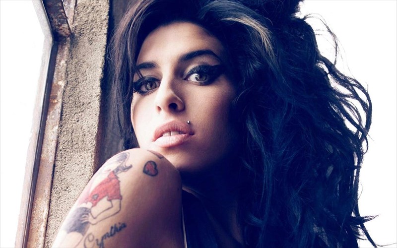 i-amy-proballetai-apopse-sto-glastonbury