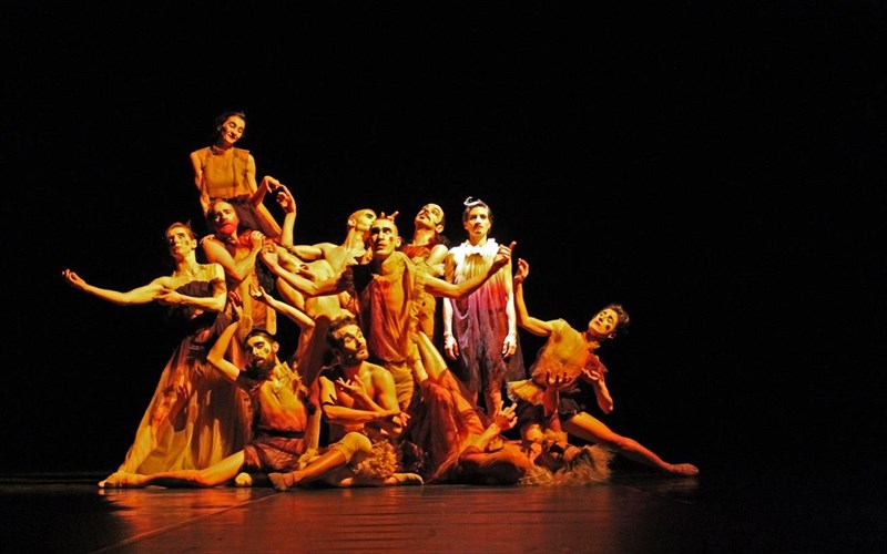 i-odusseia-tou-pasxontos-somatos-stin-peiraios-260